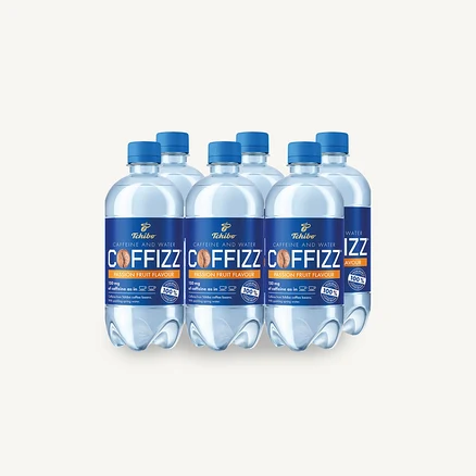 Šest lahví kofeinové vody Tchibo Coffizz s příchutí mučenky na bílém pozadí.