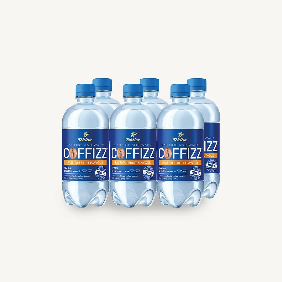 Šest lahví kofeinové vody Tchibo Coffizz s příchutí mučenky na bílém pozadí.