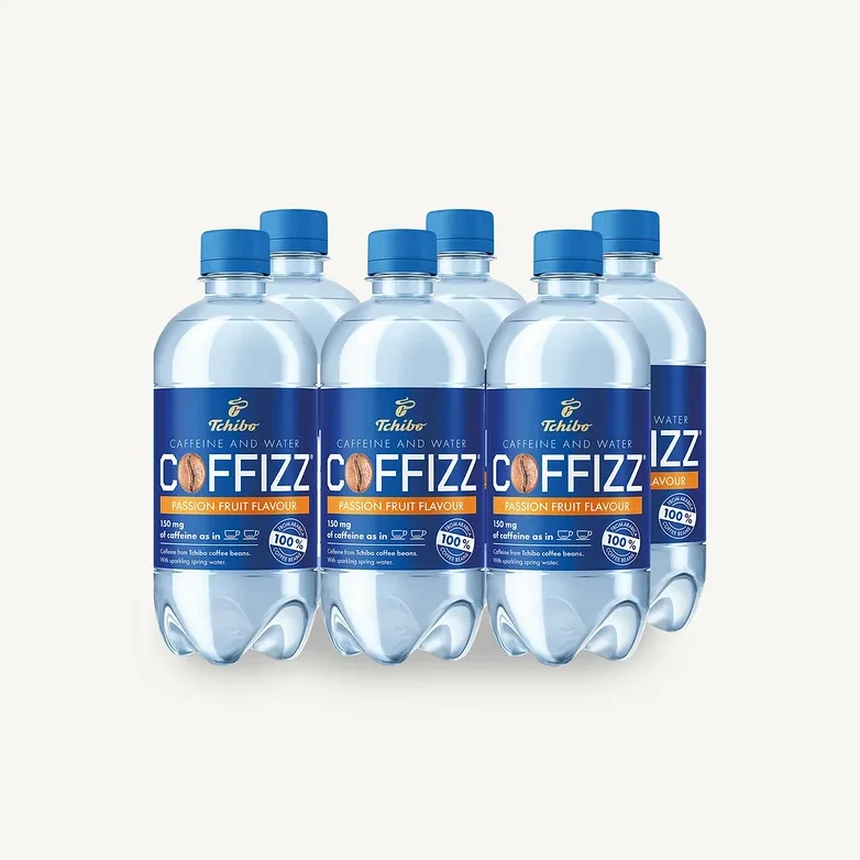 Šest lahví kofeinové vody Tchibo Coffizz s příchutí mučenky na bílém pozadí.