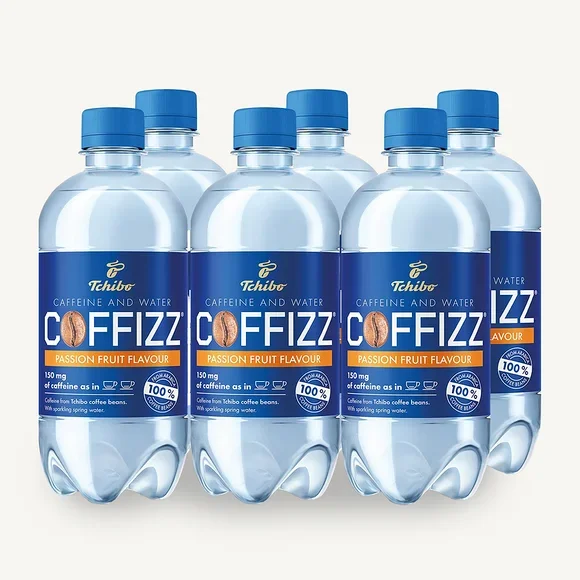 Šest lahví kofeinové vody Tchibo Coffizz s příchutí mučenky na bílém pozadí.