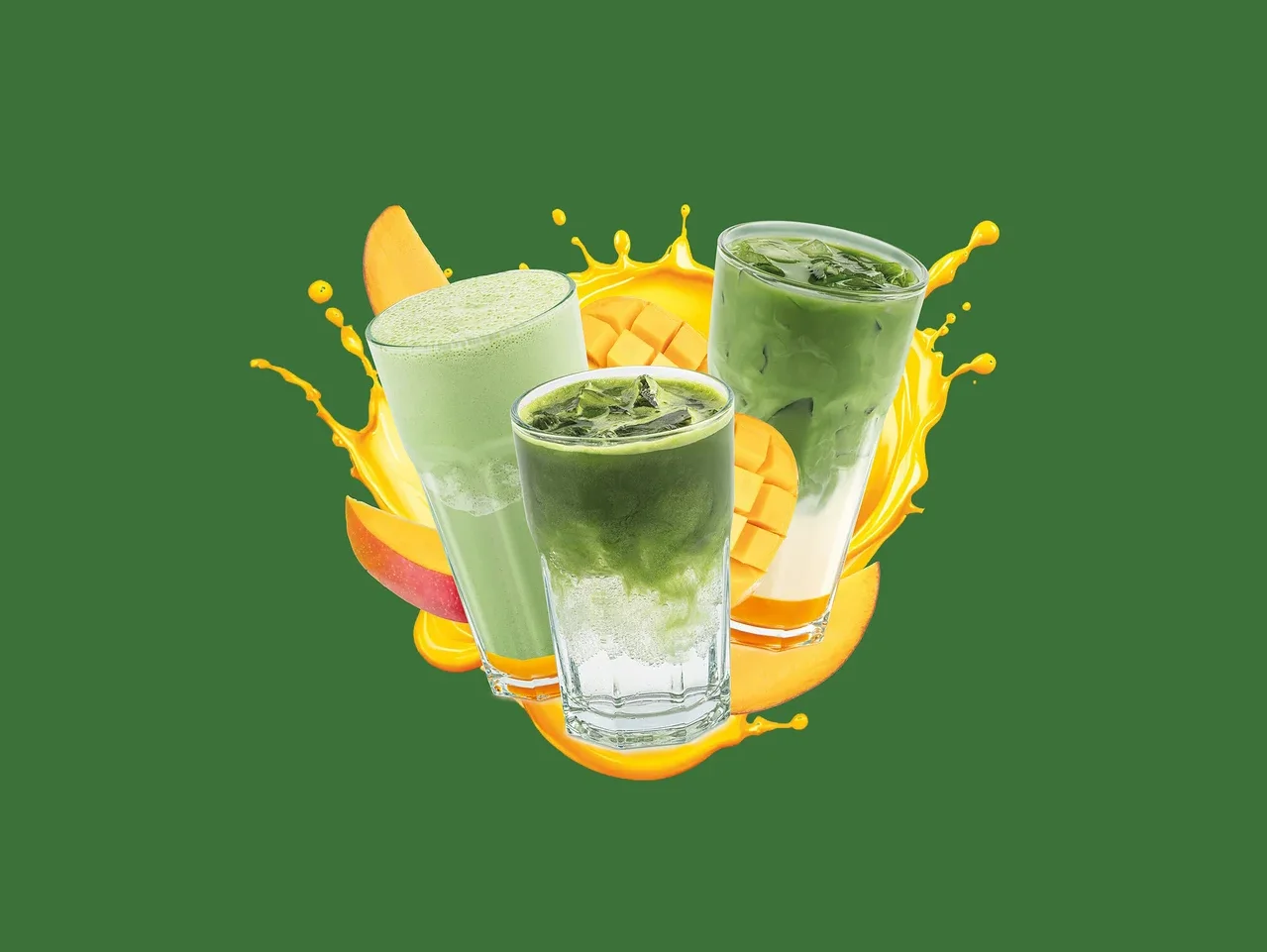 Tři sklenice se zelenými nápoji, plátky manga a žlutým šplouchnutím. Levá sklenice obsahuje světle zelené smoothie, střední a pravá sklenice vrstvené ledové zelené nápoje.
