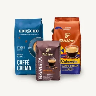 Tři balení kávy na bílém pozadí. Viditelné Eduscho Caffè Crema, Tchibo Barista Espresso a Tchibo Caffè Crema Colombia.