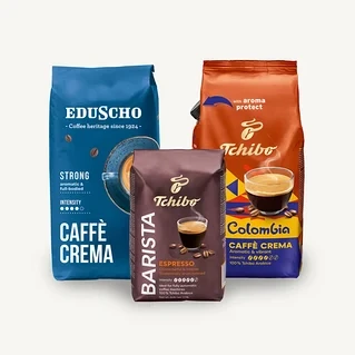 Tři balení kávy na bílém pozadí. Viditelné Eduscho Caffè Crema, Tchibo Barista Espresso a Tchibo Caffè Crema Colombia.