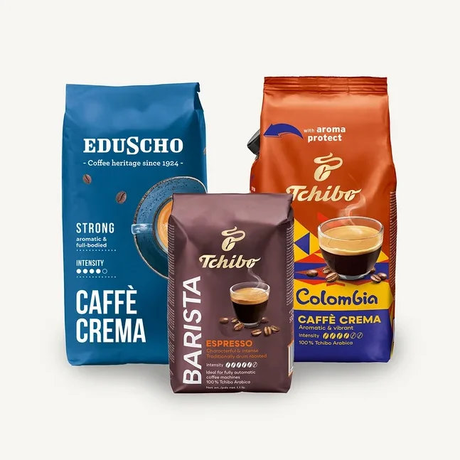 Tři balení kávy na bílém pozadí. Viditelné Eduscho Caffè Crema, Tchibo Barista Espresso a Tchibo Caffè Crema Colombia.