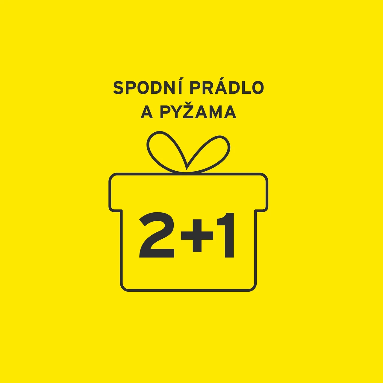Žluté pozadí s tmavě šedým textem „SPODNÍ PRÁDLO A PYŽAMA“ a ikonou dárkové krabice s nápisem „2+1“.