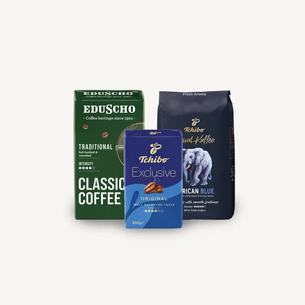 Tři balíčky kávy stojí na bílém pozadí, včetně Eduscho Classic Coffee, Tchibo Exclusive a African Blue.