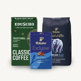 Tři balíčky kávy stojí na bílém pozadí, včetně Eduscho Classic Coffee, Tchibo Exclusive a African Blue.