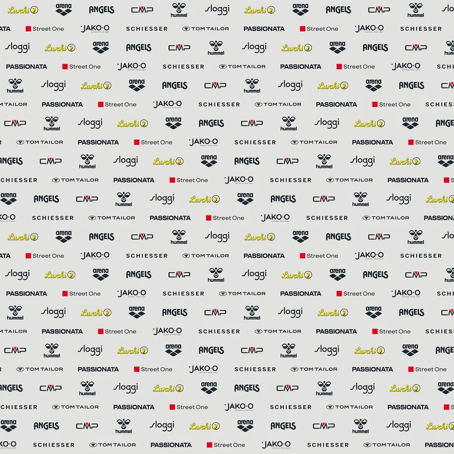 Opakující se vzor různých log značek, včetně Arena, Angels, CMP, Hummel, Sloggi, Lurchi, Passionata, Street One, Jako-o, Schiesser a Tom Tailor.