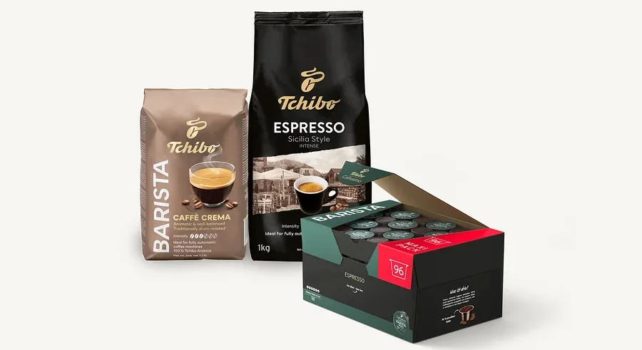 Tři balení kávy Tchibo: Barista Caffe Crema, Espresso Sicilia Style a balení kapslí Espresso 96.