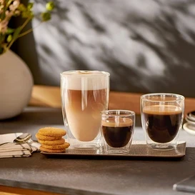 Na podnosu stojí sklenice na Caffè Crema a 2 dvoustěnné sklenice na Espresso.