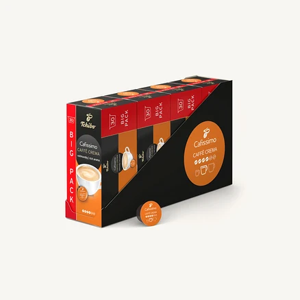 Displej s několika baleními kapslí Tchibo Cafissimo Caffe Crema, s jednou kapslí vpředu.