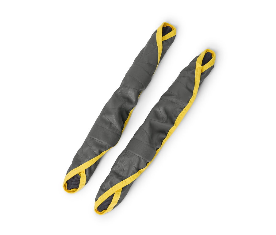 Dva šedé návleky na boty s žlutým lemem leží na bílém pozadí.