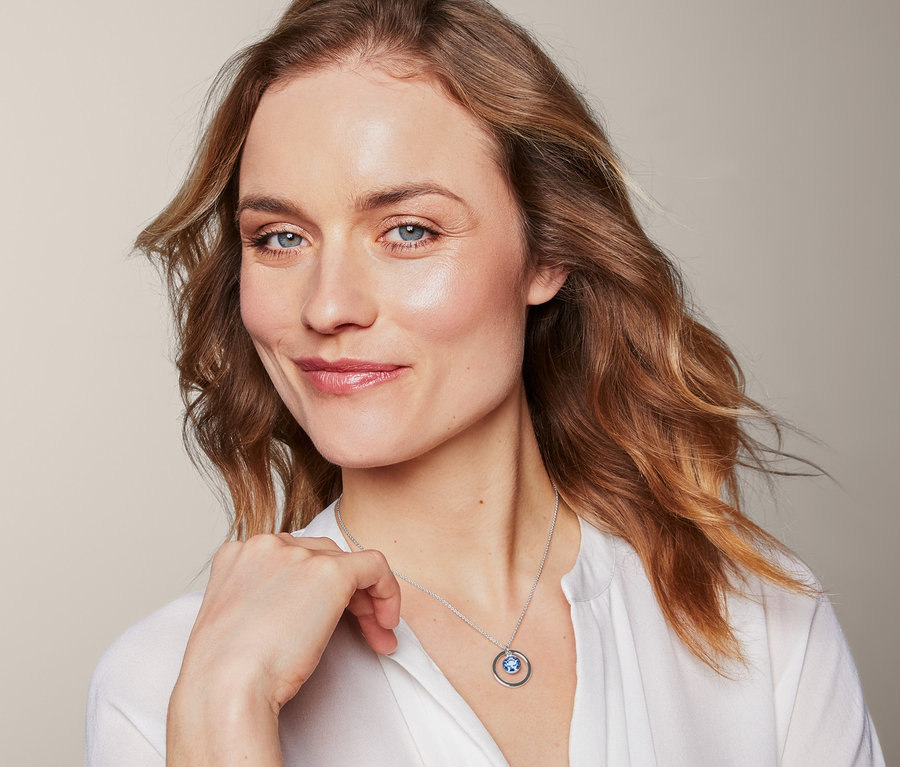 Portrét ženy s náhrdelníkem zdobeným kamínkem Swarovski®.