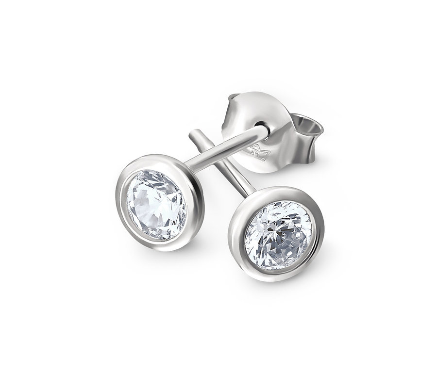Dva stříbrné náušnice 925/1000 se solitérním zirkonem leží na bílém pozadí.