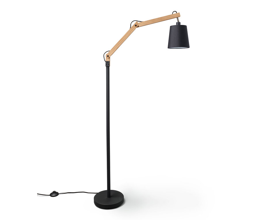 Stojací lampa s textilním stínítkem na bílém pozadí.