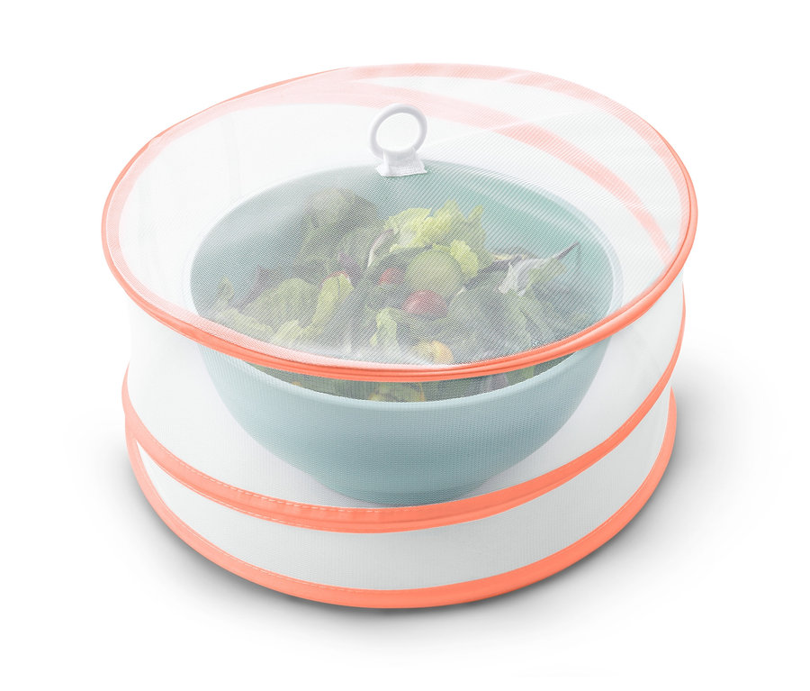 Skládací kryt na jídlo zakrývá mísu se salátem.