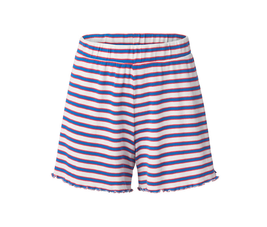 Detailní záběr na šortky ze žebrovaného materiálu, 2 ks s modrými a červenými pruhy na bílém pozadí.