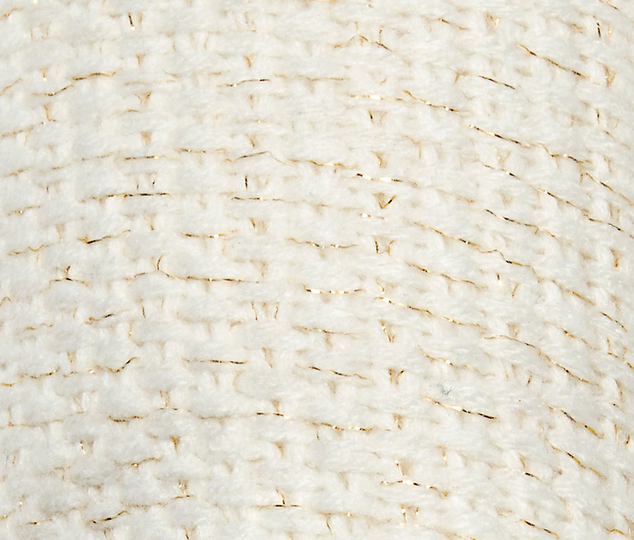 Detail bílých pantoflí s třpytivými zlatými vlákny.