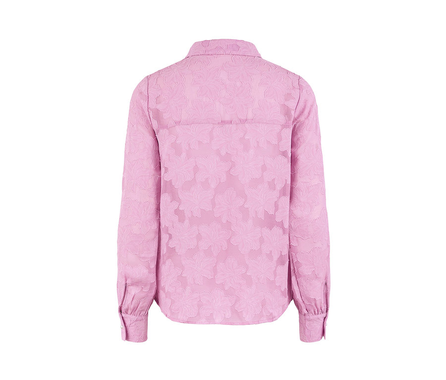 Detail košilové halenky se strukturovaným vzorem zezadu.