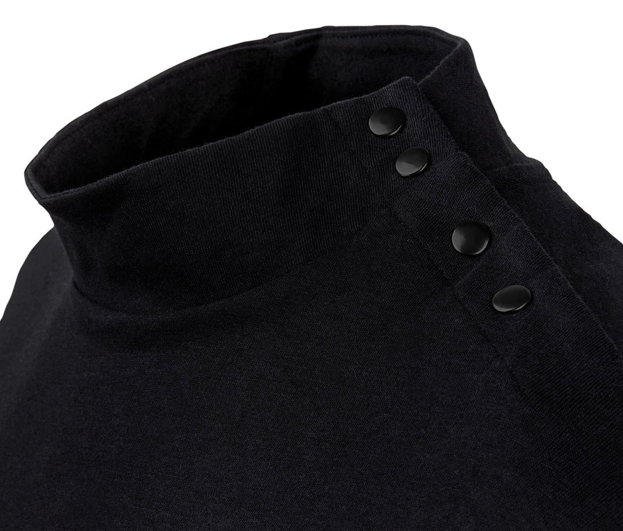 Detail černé košile s netopýřími rukávy a knoflíky na límci.