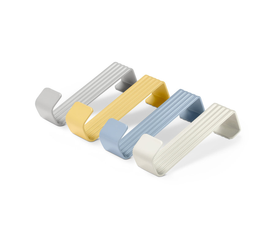 Čtyři háčky na dveře v šedé, žluté, modré a bílé barvě.