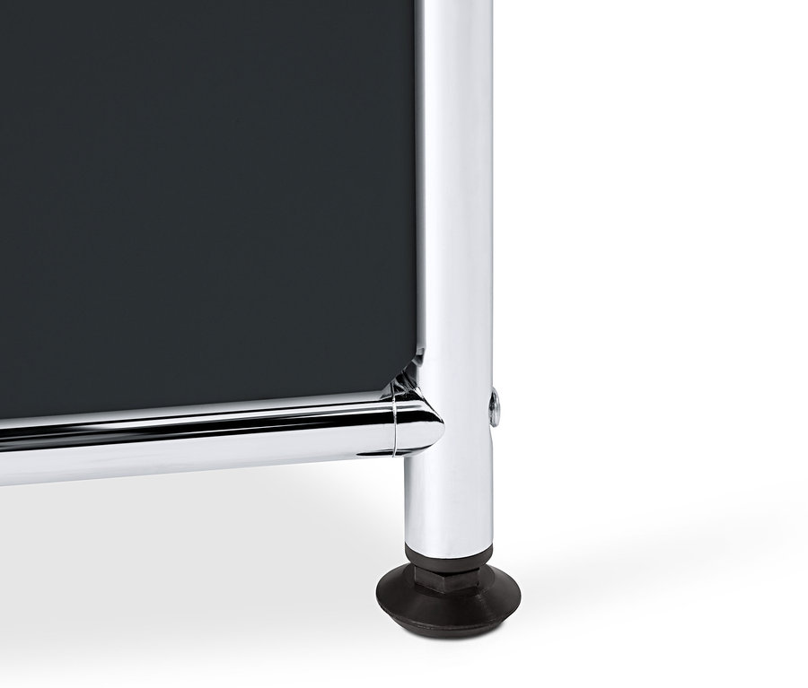 Detail černé kovové vysoké skříňky CN3 se 4 výklopnými dvířky.