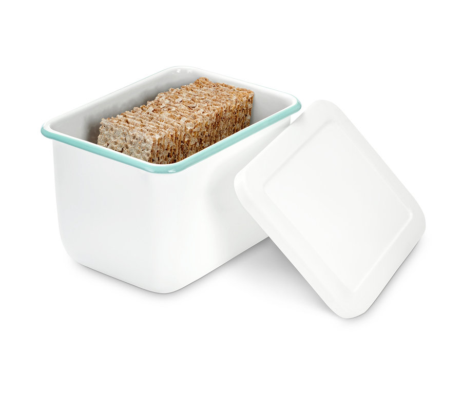 Knäckebrot je v smaltované dóze.