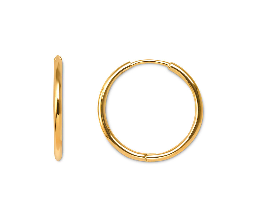 Dva pozlacené kruhy náušnic kreolek na bílém pozadí.