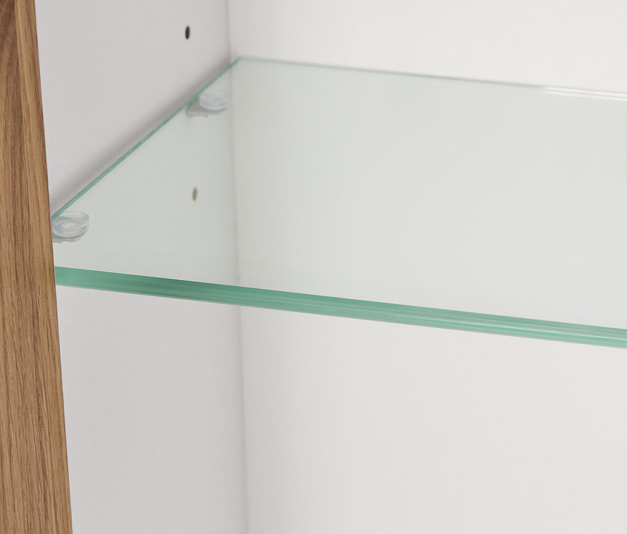 Detail police ve vysoké skříňce se 2 dvířky.