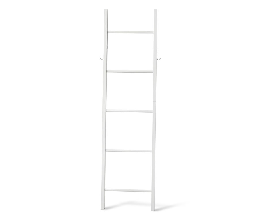 Bílý žebřík na ručníky se čtyřmi příčkami.