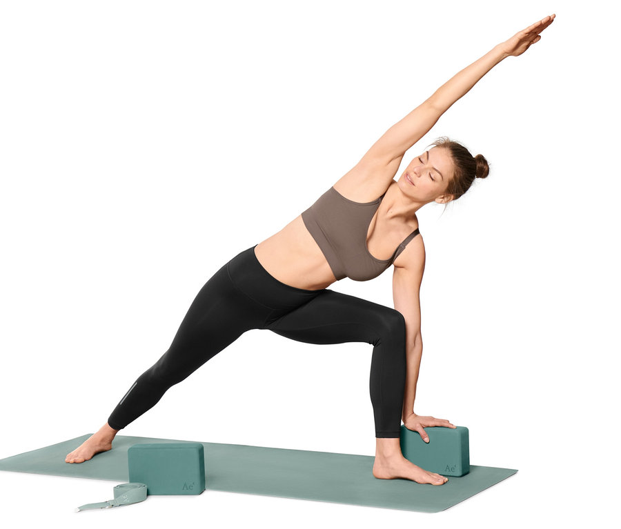 Žena cvičí jógu s 3dílnou sadou na jógu.