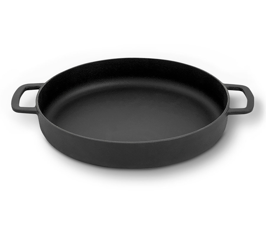 Černá litinová servírovací pánev »COMBEKK Sous-Chef« na bílém pozadí.