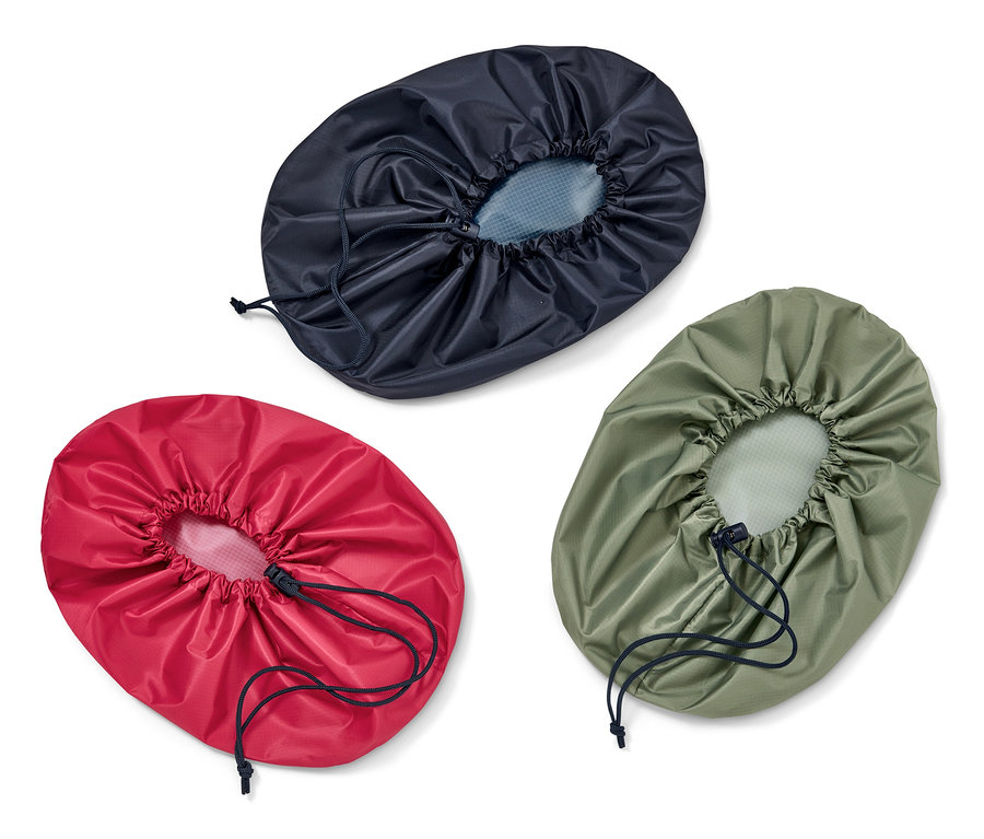 Tři úložné vaky: červený, tmavě modrý a olivově zelený.