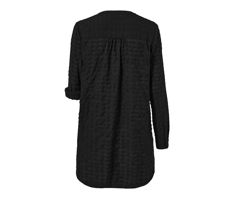 Detail zadní strany černé dlouhé tuniky s tkanou strukturou.