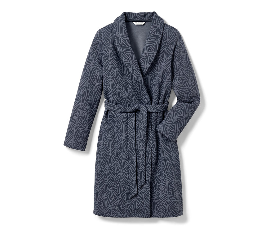 Modrý župan s listovým vzorem.