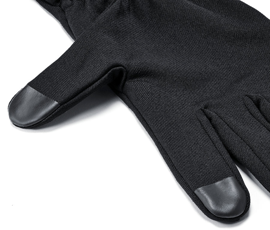 Detailní záběr černé běžecké rukavice.