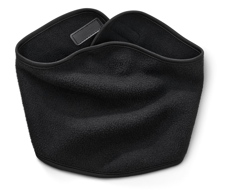 Černý fleecový límec.