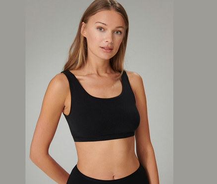 Žena má na sobě černou podprsenku SCHIESSER s bio bavlnou.