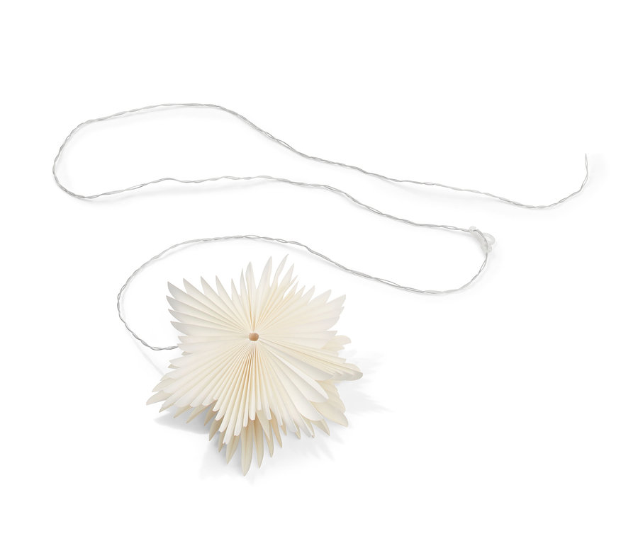 Malá papírová hvězda s LED diodami a šňůrkou na bílém pozadí.