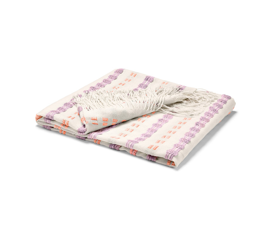 Složená deka s třásněmi a fialovými a oranžovými vzory.