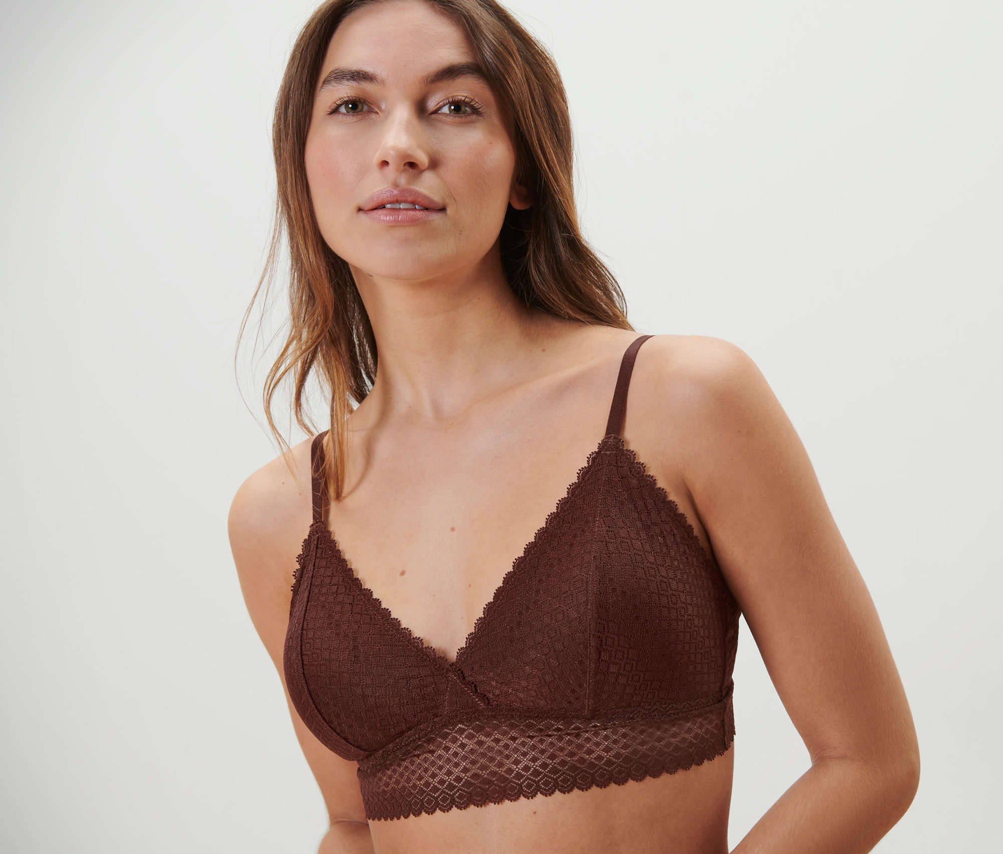 Žena má na sobě krajkovou podprsenku.