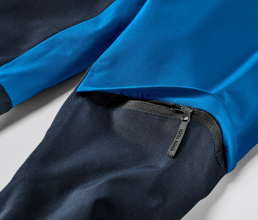 Detail modré lyžařské bundy se zipem