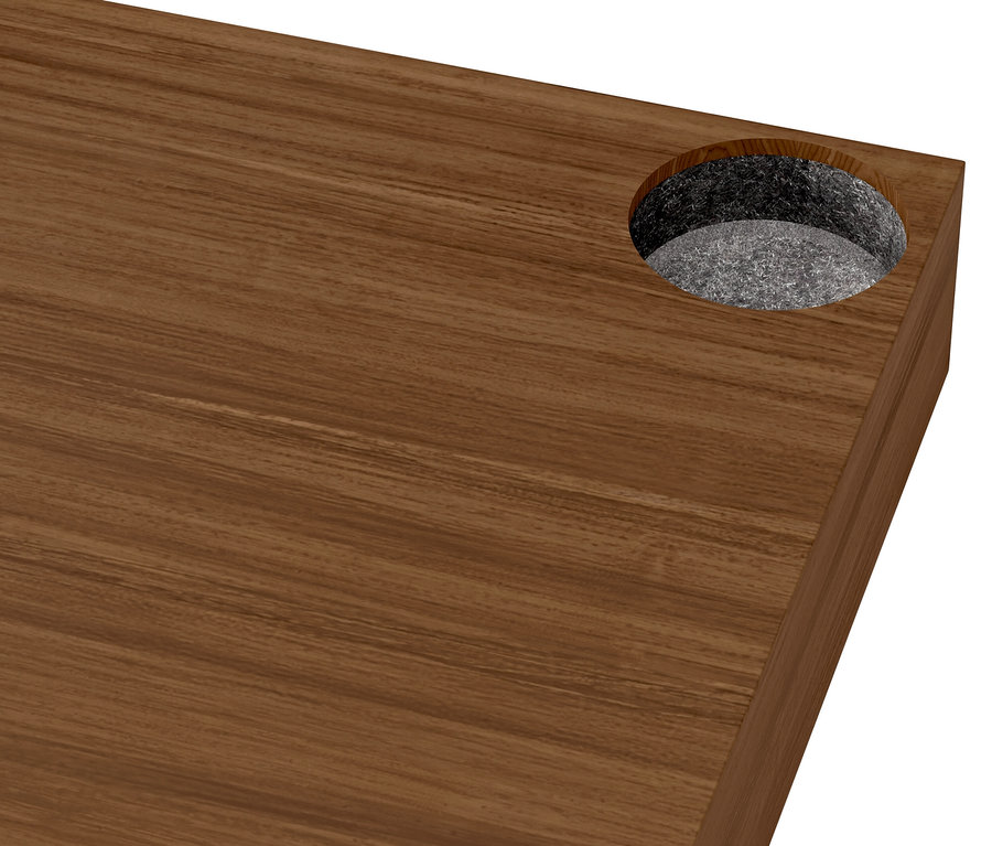 Detail horní desky »CN3« s dřevěnou dýhou ve vzhledu ořechového dřeva o šířce 152 cm.