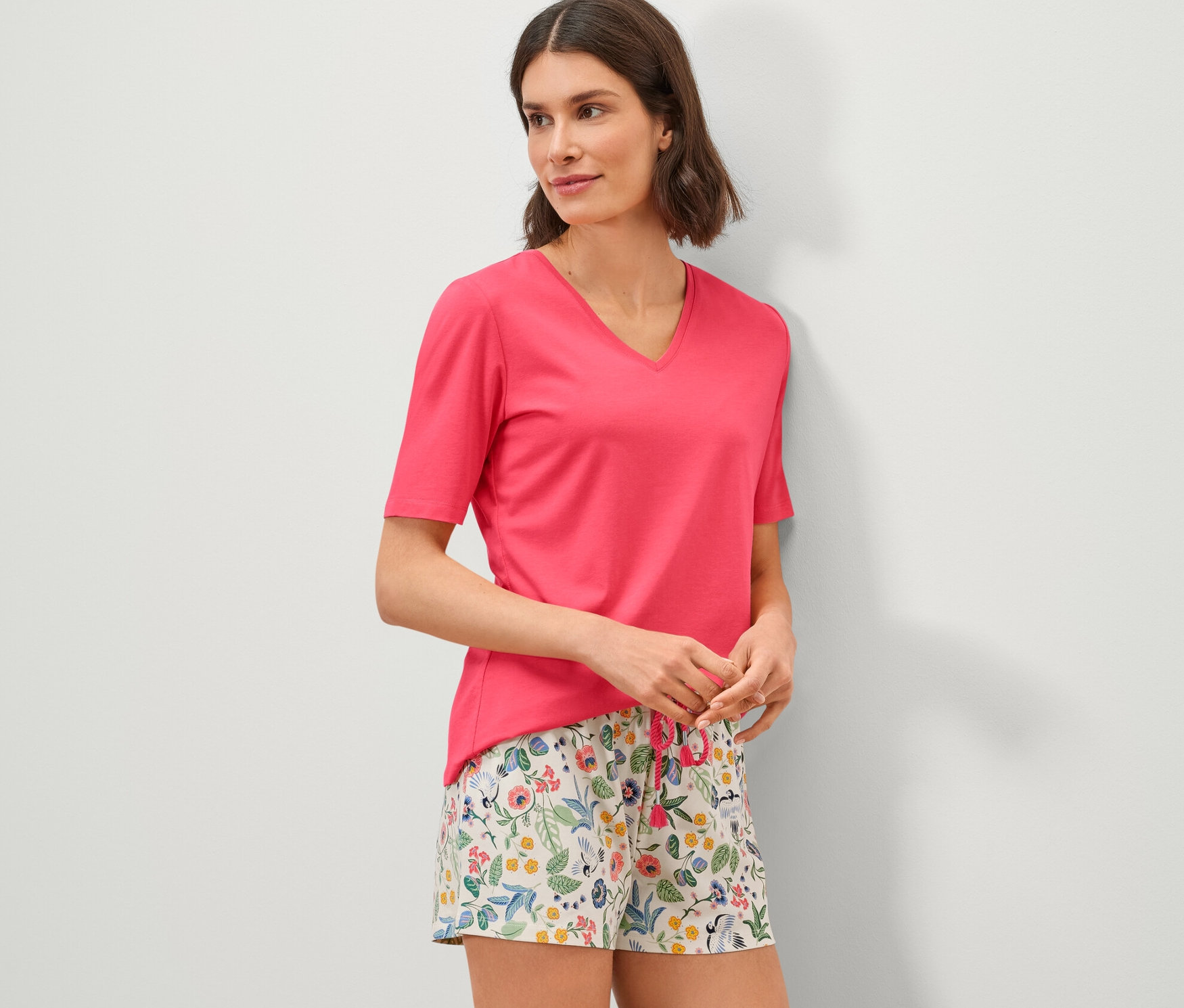 Žena má na sobě krátké pyžamo.