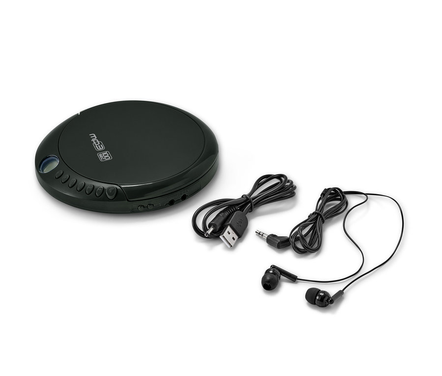 Černý přenosný CD přehrávač s příslušenstvím na bílém pozadí.