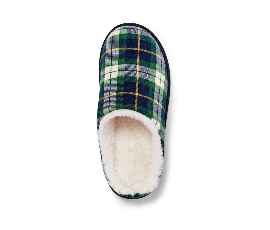 Pohled shora na pantofle s kostkovaným vzorem v zelené, námořnické a žluté barvě.