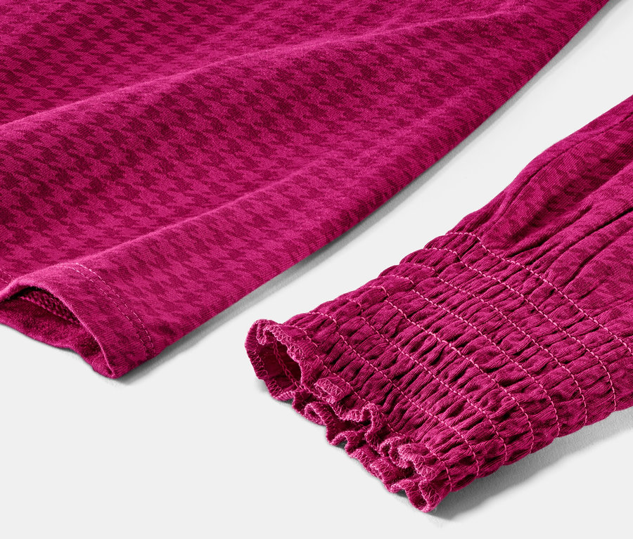 Detail horní části halenkového trika se stojáčkem a potiskem.