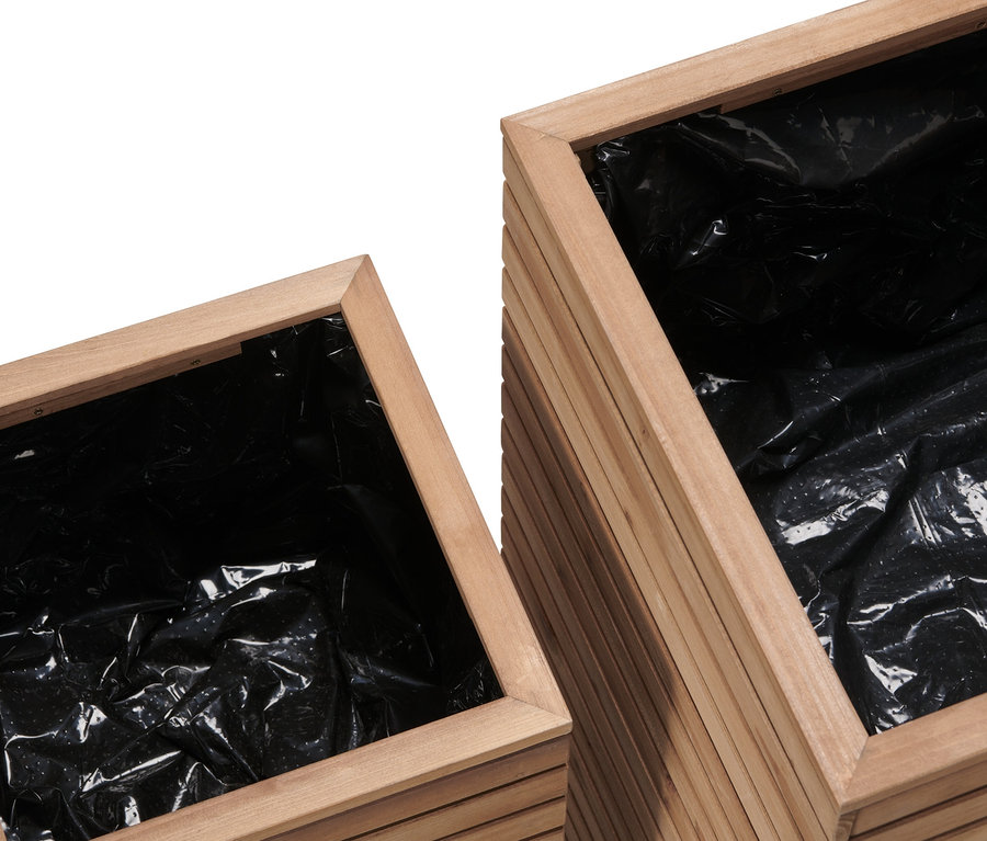 Dva prázdné sloupy na rostliny »Tinus« s černou vnitřní vložkou.