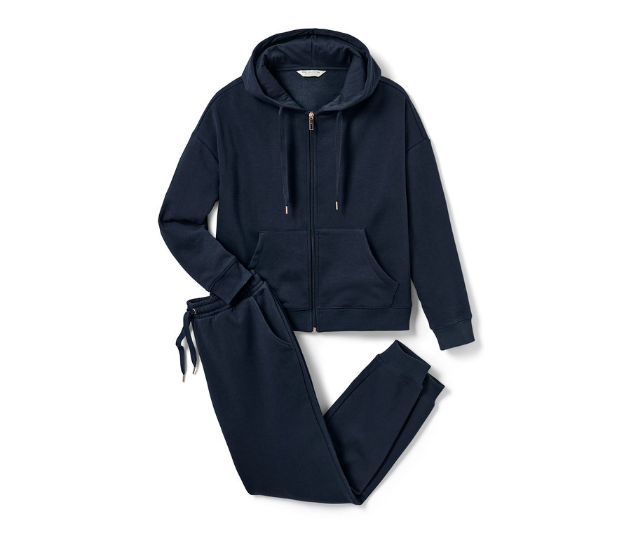 Tmavě modrá domácí souprava s kapucí na zip a odpovídajícími tepláky.