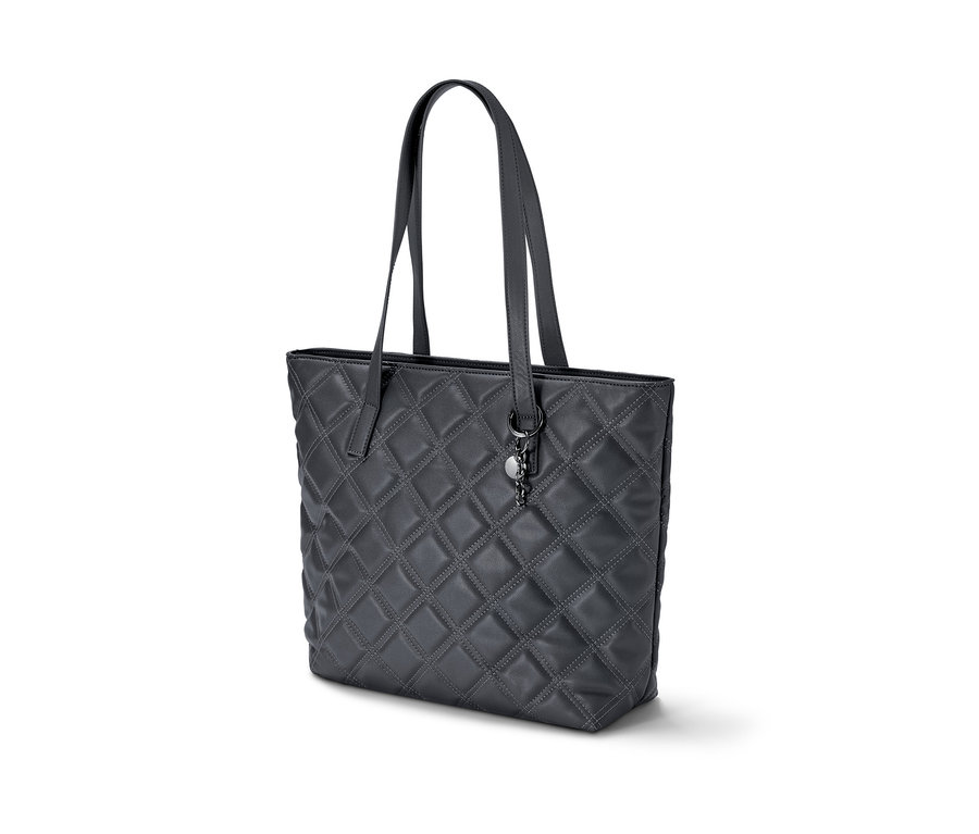 Černá nákupní taška s prošívaným vzorem.